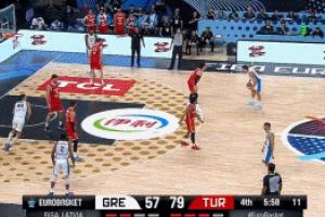 恐怖的怪物！字母哥底线突破高高跃起 举火烧天单臂海报隔扣申京