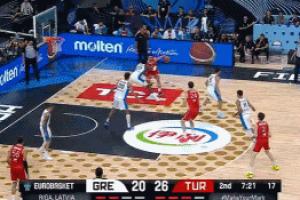 目前8中0！申京转身上篮不中后造成犯规 罚球不中上抢赔上犯规！