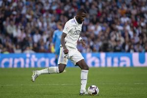 记者：吕迪格在训练中左腿股直肌受伤，预计将伤缺10至12周