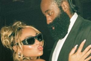 女友晒自拍哈登评论：你是我遇到过的最让我欲罢不能的小野猫