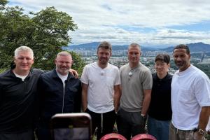 传奇重聚！鲁尼与卡里克、费迪南德、维迪奇、朴智星、小猪合影