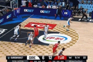 利刃穿心！字母哥一条龙反击 连续过掉防守飞身暴力砸扣