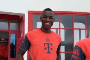 他来了！拜仁社媒：新援杰克逊迎来他在塞贝纳的首次训练