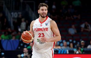 斯通：申京打出了统治力&身形保持不错&很享受比赛 我们欣喜若狂