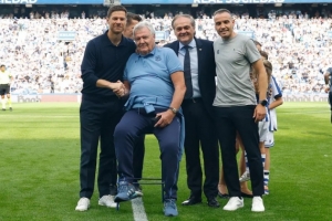 皇马参加皇家社会赛前活动，致敬两队共同的功勋主帅托沙克