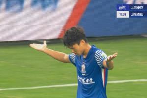 这球漂亮！！汪海健角球直接破门，做摊手庆祝！