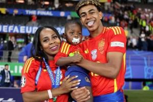 【17岁让全家退休】亚马尔谈及为母亲买房：‘你想要哪一套？