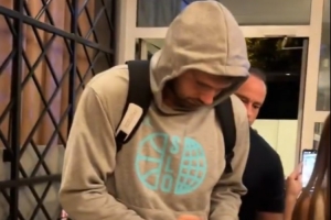 东契奇返回斯洛文尼亚 在机场耐心为一众球迷签名