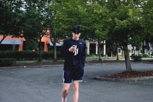 杨瀚森工作室官博晒小杨近照：波特兰的秋