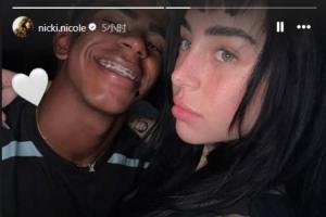 亚马尔女友晒照，相拥一起看西班牙情景喜剧