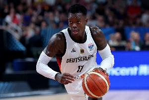 穿针引线！施罗德首节4中1贡献5分7助 正负值+7