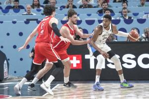 申京：字母哥是世界上最好的球员之一 但传球不是他的强项！