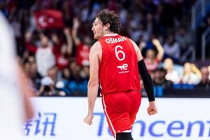 无处不在！奥斯曼上半场7中4得9分2板2助2断 三分2中1