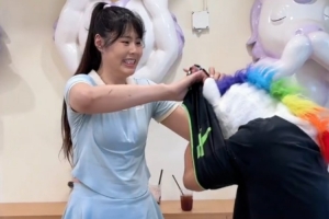 还在康复之路上！李月汝造访独角兽店铺 左膝仍佩戴厚厚护具