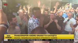 像回家一样奥纳纳抵达土耳其受热烈欢迎，与现场球迷激情互动