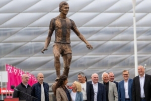 贝肯鲍尔雕像揭幕！海纳致辞：足球是短暂的，但传奇永存我们心中