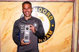 下一站豪门？42岁范佩西当选荷甲月最佳主帅，3战全胜领跑积分榜