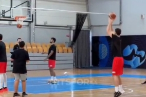 申京训练中连续命中14记三分 欧锦赛至今三分命中率37.5%