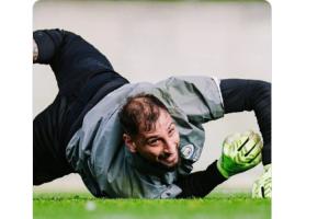 强者发型26岁多纳鲁马昨日完成曼城首训，其头发稀疏引发关注