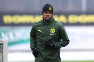 记者：丘库埃梅卡膝部疼痛反复，需要休息和有针对性的负荷管理