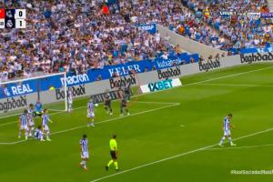 年轻人太高兴居勒尔进球后独自庆祝，其他队友纷纷跑向姆巴佩