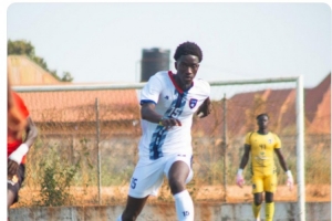 记者：曼联球探现场考察冈比亚U17国脚中卫穆萨-安