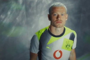 多特发布本赛季客场球衣：银雾灰主色调，拼接黄黑配色图案