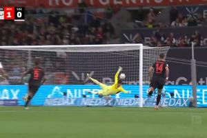 离谱剧本法鹰门将准乌龙+目送 格里马尔多两任意球助药厂首胜