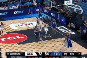 外线开炮！穆里宁底角接球 迎着防守强投三分一箭穿心