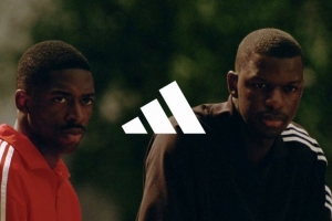 登贝莱与阿迪达斯合作拍摄宣传片，与少年一起踢球