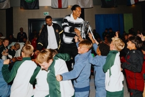 范迪克推出的青训赛事维吉尔传承杯正式开启，社媒晒与奖杯合照