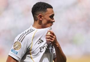 邮报：阿诺德再次无缘首发阵容，他在皇马的日子不好过