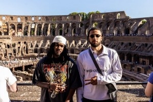 生活真美好！康宁汉姆晒意大利游客照 游玩期间不忘训练