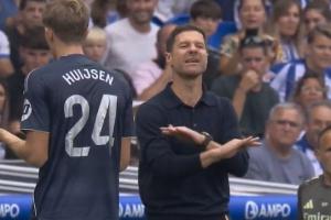 难以置信！赫伊森染红、裁判不看回放，阿隆索怒吼：太不可思议