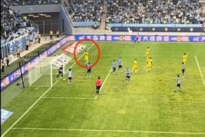 发生什么了？深圳进球后，拜合拉木手指大连英博死忠看台疑似挑衅