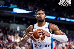 攻防两端无所不在！字母哥首节罚球4中4 独得6分4篮板3助攻2盖帽