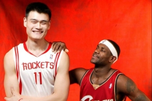 詹姆斯：姚明是非常了不起的人 和他相处很愉快