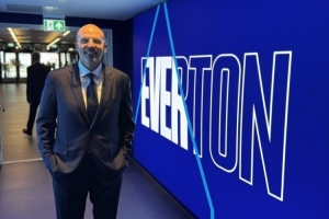 牌面！基德现场观看英超埃弗顿比赛 俱乐部CEO亲自接待