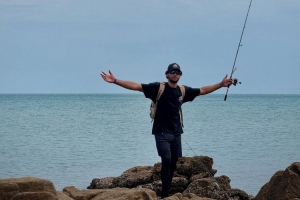 除了篮球啥都玩！西蒙斯晒近期动态：出游+钓鱼+玩橄榄球