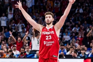 找回进攻状态！申京上半场9中6独砍15分1板1助3帽 第二节12分