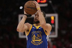 库里谈三分球：现在是篮球史上技术最全面的一个时代