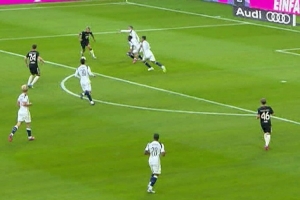 精彩！17岁小将卡尔对阵热刺远射破门，当选拜仁8月份最佳进球