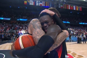 不容易！施罗德赛后和队友紧紧相拥&喜极而泣