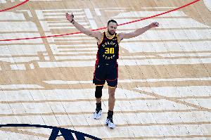 库里：孩子们需要时刻准备好迎接自己的时刻 这适用于所有难关