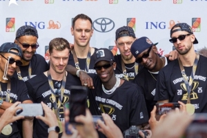 德国男篮回到法兰克福 受到超过1000名球迷热烈欢迎