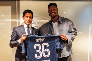 高规格啊！巴特勒观看大巴黎比赛 主席纳赛尔又送球衣又为其庆生