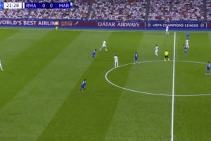 有延迟？居勒尔被断后竟原地发愣两秒，随后摊手再开始回追