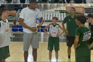 字母哥寄语小球员：小时候最重要的是努力 专注自己如何变得更好