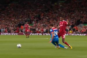 还好无大碍！伊萨克出球后被勒诺尔芒踩到，痛苦倒地