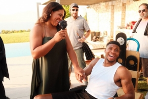 恩爱夫妻！字母哥晒温馨照祝妻子生日快乐：我的挚爱